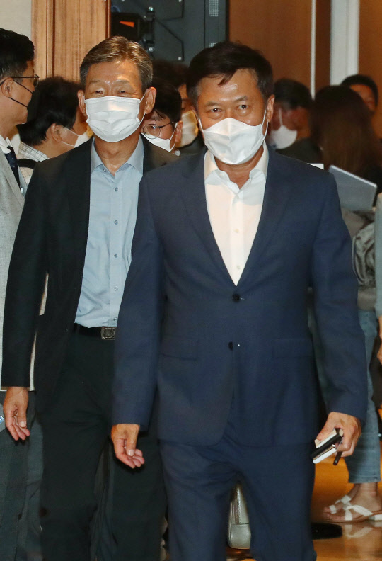 황현식 LG유플러스 대표(왼쪽)가 7일 오후 서울 오크우드프리미어호텔에서 열린 '인공지능 최고위 전략대화'에 참석하고 있다. 오른쪽은 박정호 SK텔레콤 대표. 연합뉴스